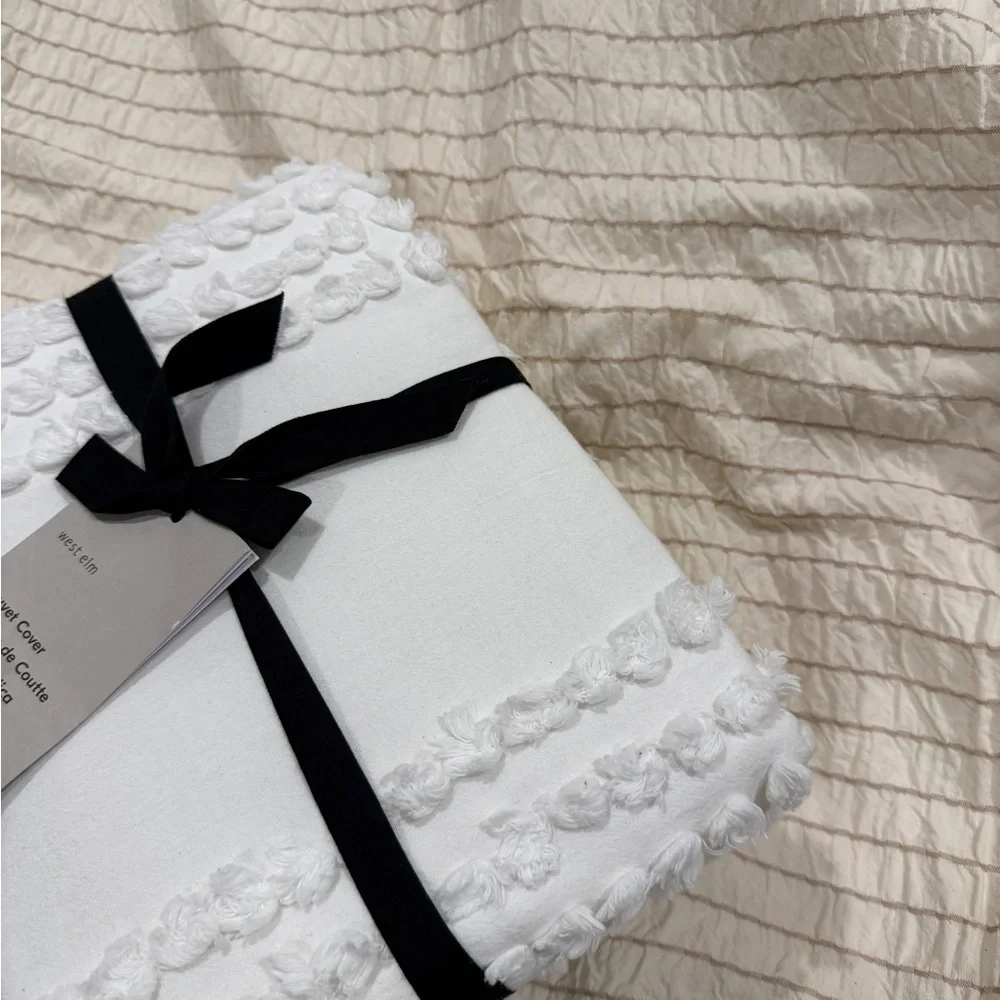 West Elm Duvet and Sham, style Candlewick, size twin, color white